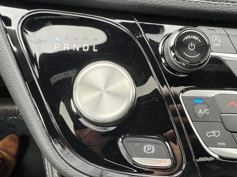 Used 2025 Chrysler Pacifica Limited FWD image 32