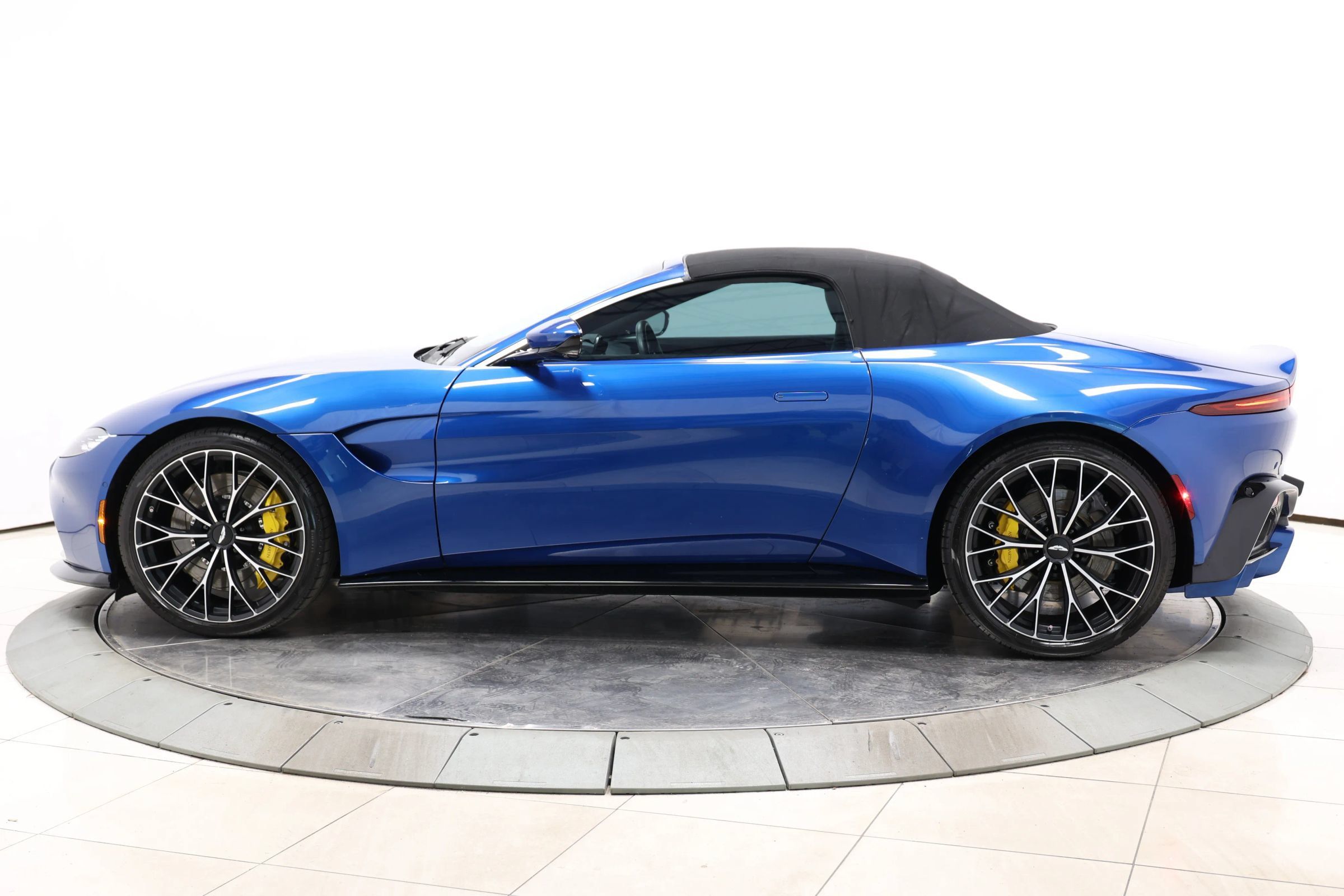 Used 2023 Aston Martin V8 Vantage Roadster RWD image 89