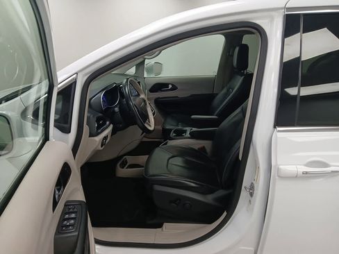Used 2020 Chrysler Pacifica Limited image 11