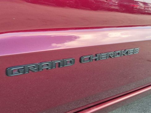 Used 2017 Jeep Grand Cherokee Altitude AWD/4WD image 12