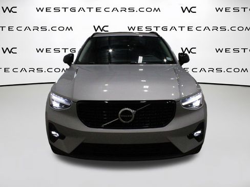 Used 2025 Volvo XC40 B5 Plus image 4