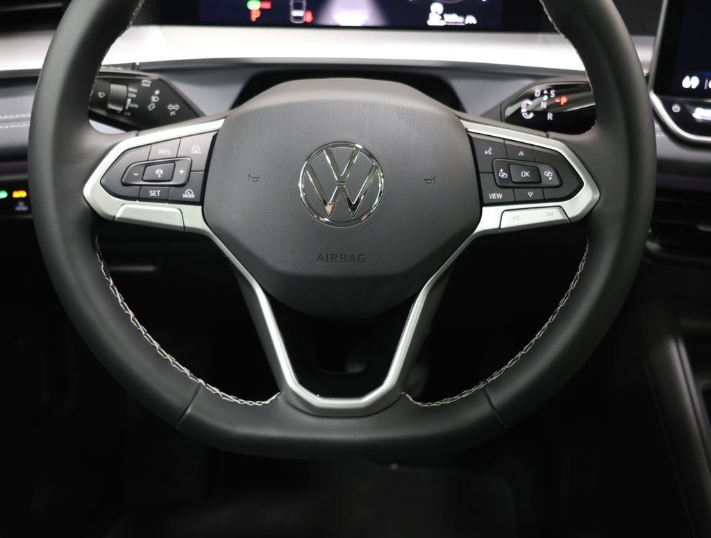 Used 2025 Volkswagen Tiguan SE AWD/4WD image 17