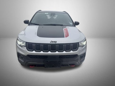 Used 2025 Jeep Compass Trailhawk image 3