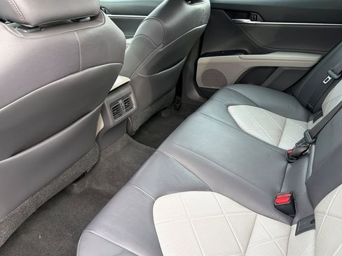 Used 2018 Toyota Camry XLE image 12