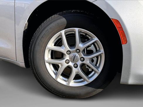 Used 2022 Chrysler Voyager LX image 8