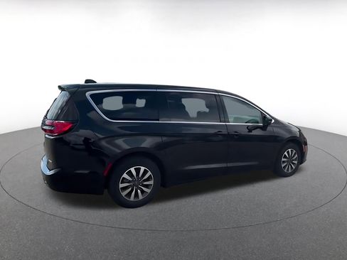 Used 2023 Chrysler Pacifica Touring-L FWD image 14
