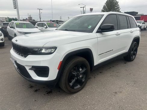 Used 2023 Jeep Grand Cherokee Altitude image 8