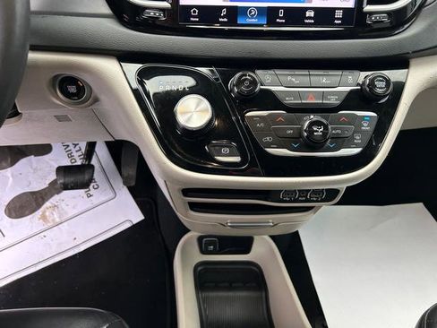 Certified 2023 Chrysler Pacifica Touring-L image 14