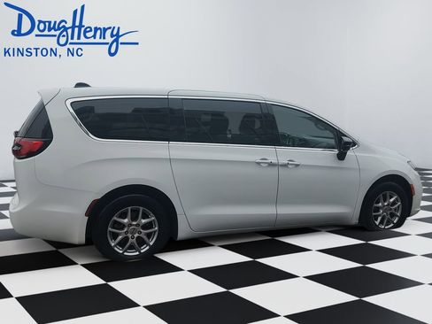 Used 2024 Chrysler Pacifica Touring-L FWD image 6