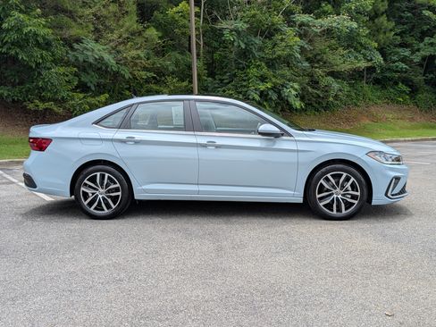 Used 2025 Volkswagen Jetta SE w/ Sunroof Package FWD image 10