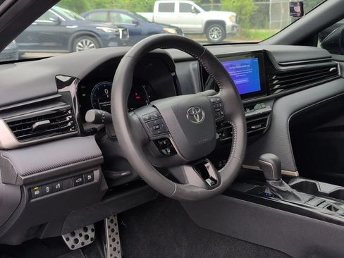 Used 2025 Toyota Camry SE FWD image 13