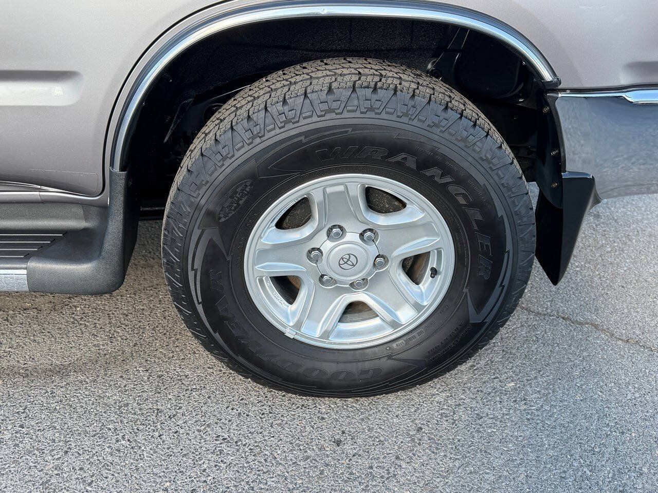 Used 2002 Toyota 4Runner SR5 AWD/4WD image 18