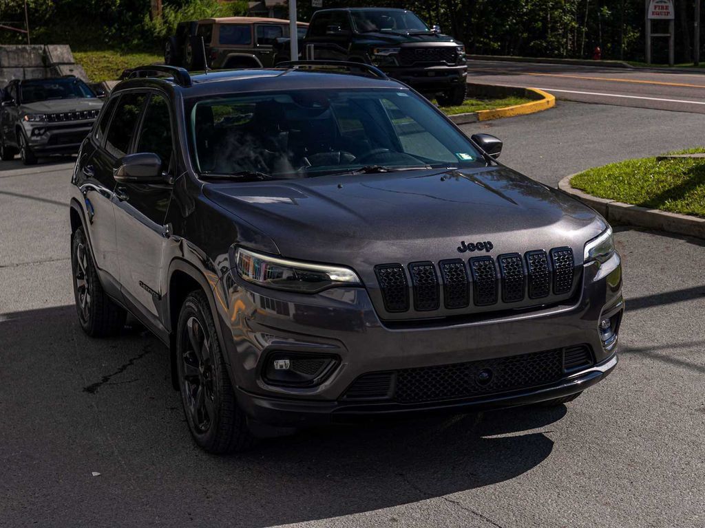 Used 2021 Jeep Cherokee Latitude Plus AWD/4WD image 3