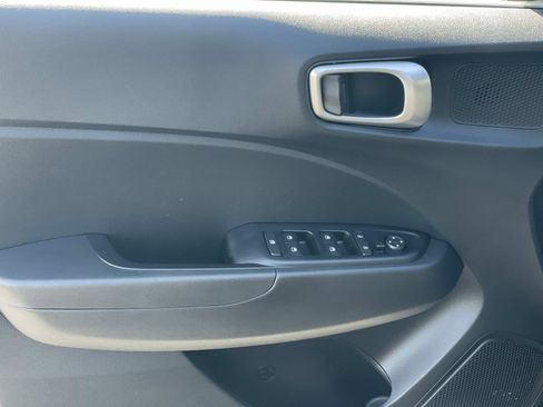 Certified 2025 Hyundai Venue SE image 19