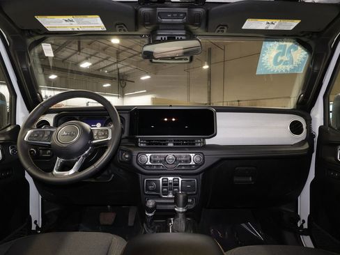 Used 2025 Jeep Wrangler Sahara image 28