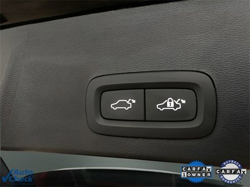 Used 2025 Volvo XC40 B5 Core image 8