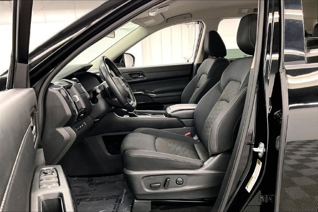 Used 2025 Nissan Pathfinder SV FWD image 22