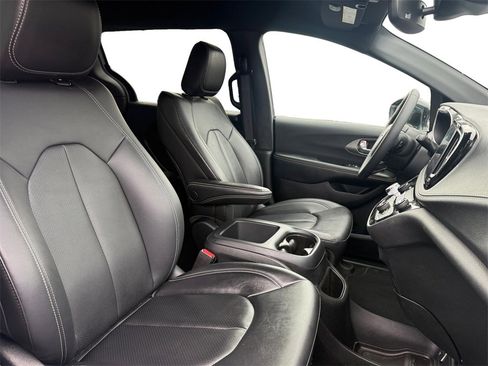 Used 2025 Chrysler Pacifica Select image 15