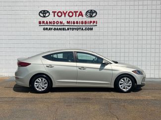 Used 2018 Hyundai Elantra SE image 1