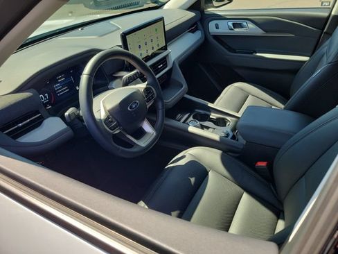 Used 2025 Ford Explorer Active RWD image 3