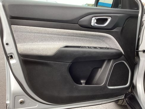 Used 2024 Jeep Compass Latitude image 28