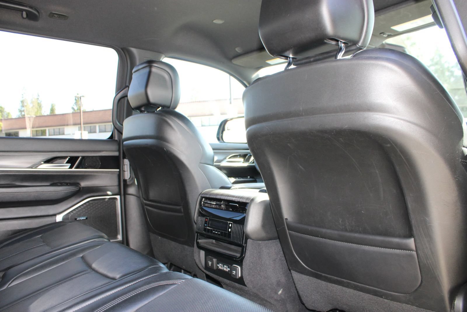 Used 2024 Jeep Wagoneer L Series II RWD image 16