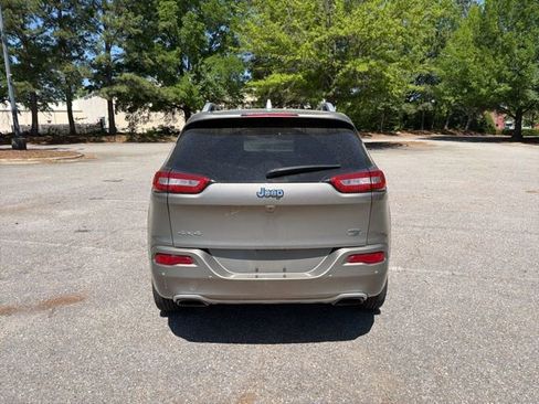 Used 2017 Jeep Cherokee Overland w/ Technology Group AWD/4WD image 4