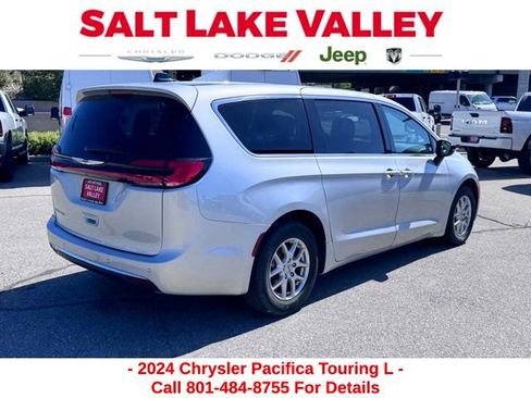 Used 2024 Chrysler Pacifica Touring-L FWD image 4