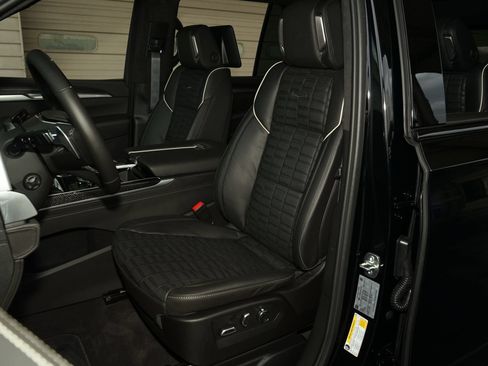 Used 2025 Cadillac Escalade V AWD/4WD image 10