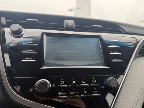 Used 2018 Toyota Camry LE image 18