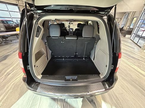 Used 2015 Chrysler Town & Country Touring image 35