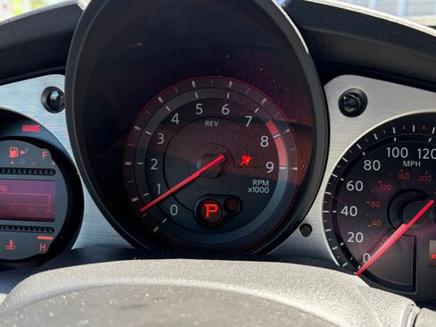 Used 2016 Nissan 370Z Coupe RWD image 9