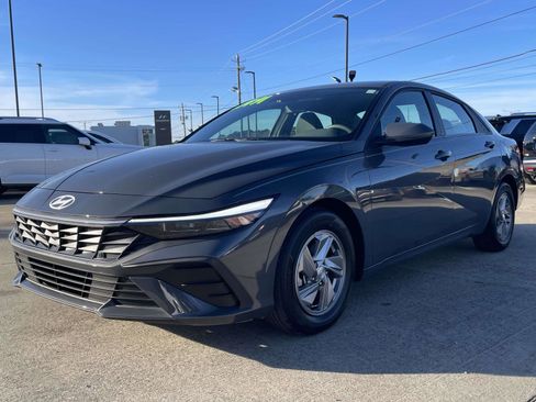 Certified 2025 Hyundai Elantra SE image 5