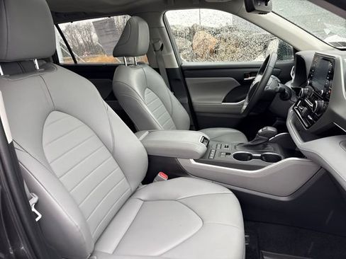 Used 2022 Toyota Highlander XLE image 11