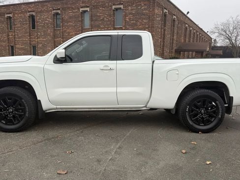 Used 2023 Nissan Frontier SV w/ SV Convenience Package AWD/4WD image 5