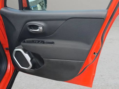 Used 2019 Jeep Renegade Latitude w/ Cold Weather Group AWD/4WD image 20