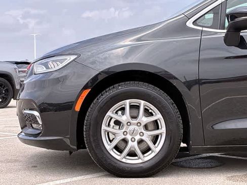 Used 2023 Chrysler Pacifica Touring-L FWD image 18