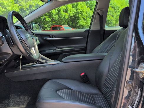 Used 2019 Toyota Camry SE FWD image 11