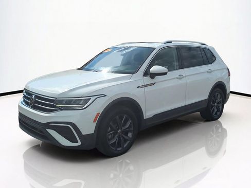Used 2022 Volkswagen Tiguan SE w/ Panoramic Sunroof Package FWD image 9