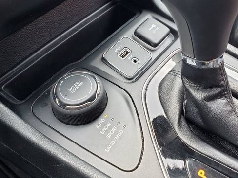 Used 2019 Jeep Cherokee Limited AWD/4WD image 12