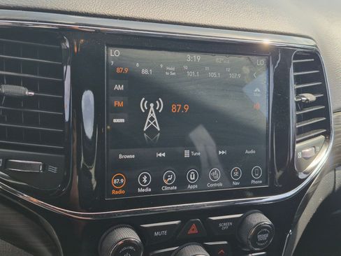 Used 2019 Jeep Grand Cherokee Altitude AWD/4WD image 22