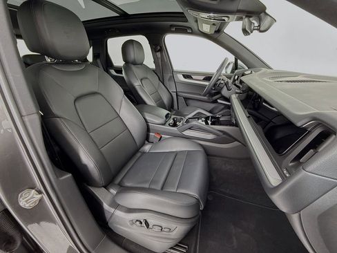 Certified 2025 Porsche Cayenne image 31