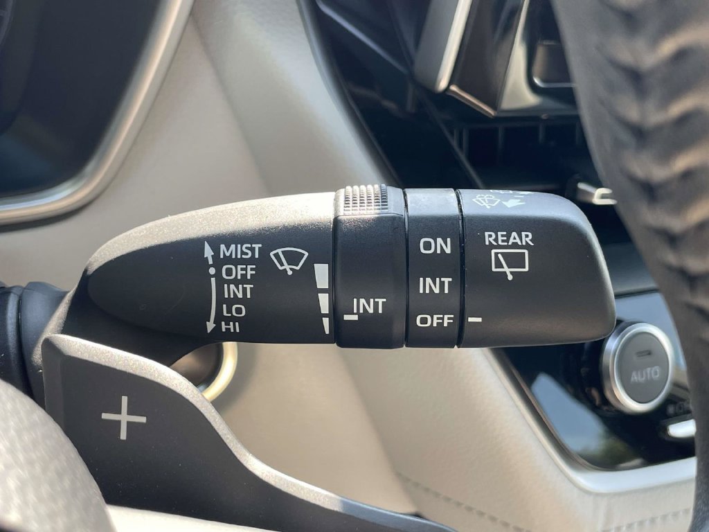 Used 2025 Toyota Corolla SE FWD image 30