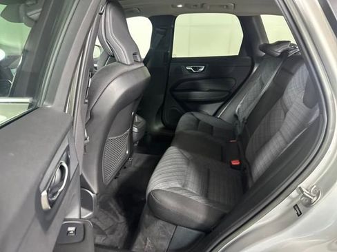 Used 2022 Volvo XC60 B5 Momentum image 25