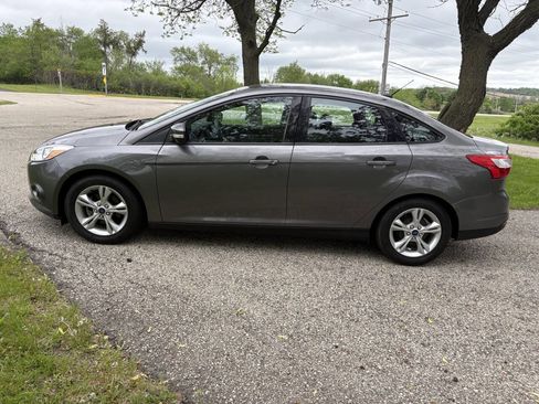 Used 2014 Ford Focus SE FWD image 2