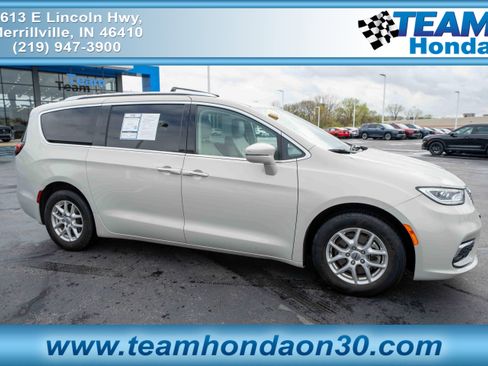 Used 2021 Chrysler Pacifica Touring-L FWD image 1