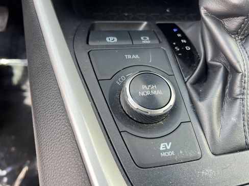 Used 2025 Toyota RAV4 XLE AWD/4WD image 28