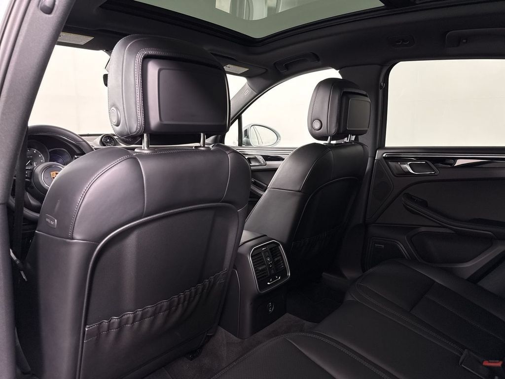 Certified 2026 Porsche Macan AWD/4WD image 27