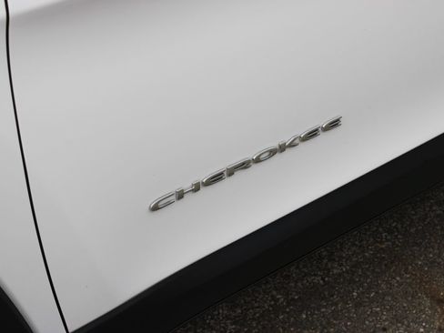 Used 2019 Jeep Cherokee Limited w/ Luxury Group AWD/4WD image 8