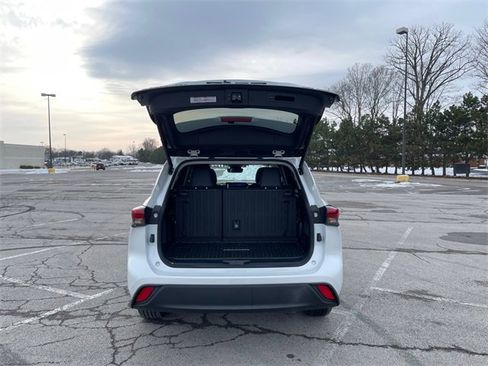 Used 2023 Toyota Highlander XLE image 18